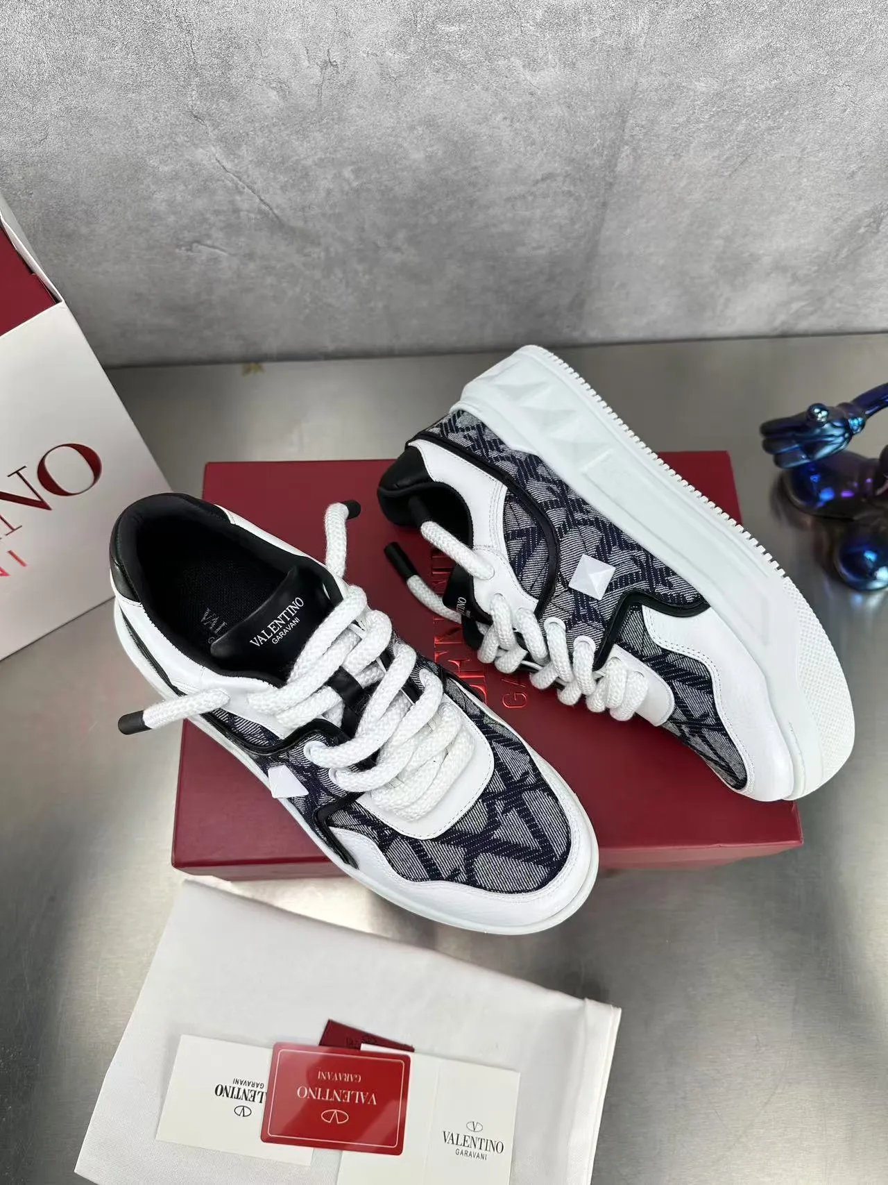 👟👟Ex-factory price 640👟👟 🔺Valentino🔺Valentino new casual shoes 2023 latest model hot style for catwalk couples, thick shoelaces, the same style as Elsa Hosk, Zhang Yixing, Guan Xiaotong and many other stars 🔥 Top version + lasting process, full oil edge on the upper. Fabric: Customized cowhide + cowhide lining with breathable mesh. Outsole: original molded TPU thickened outsole. Size for women is 35-40. Men’s size is 39-45.